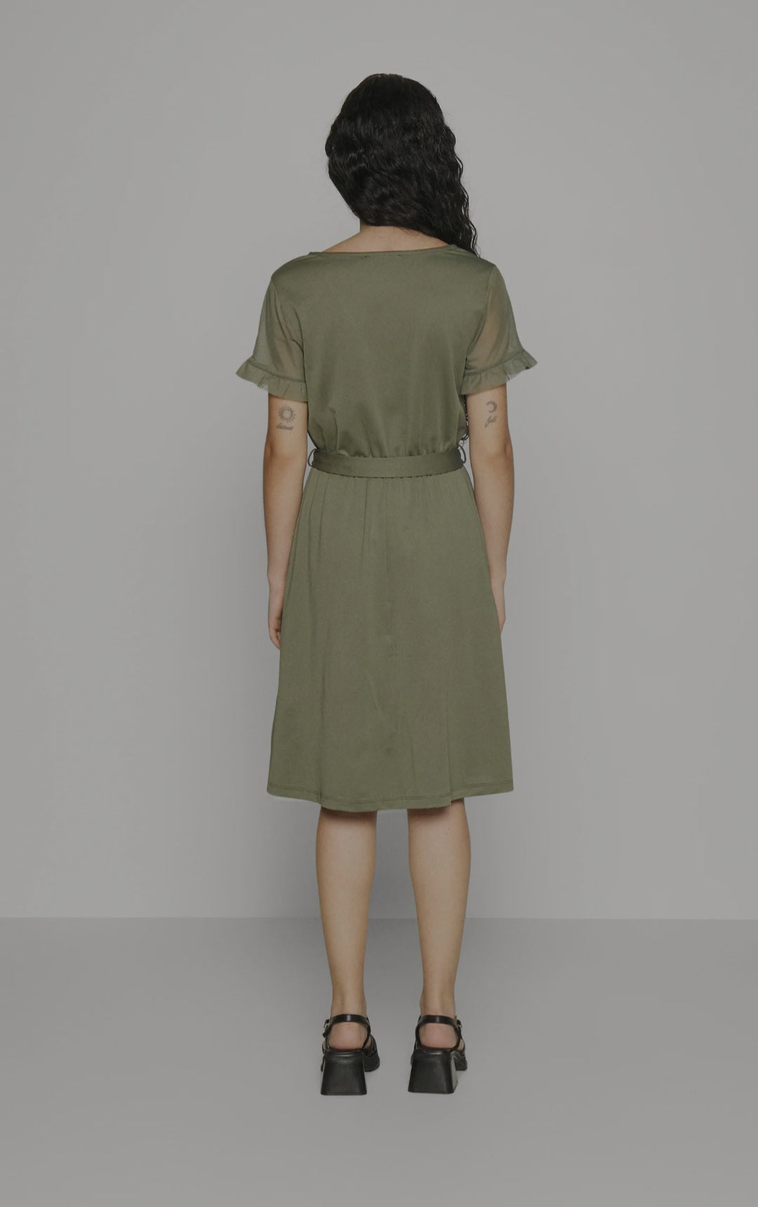 Rochie cu mâneci scurte, cu volane, cu curea, evazată Anna Field Petite pentru femei, oliv