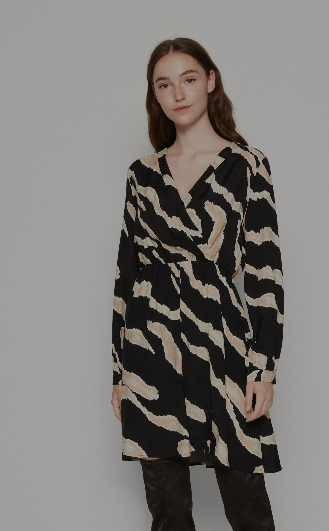 Rochie cu decolteu în V, scurtă Vero Moda pentru femei