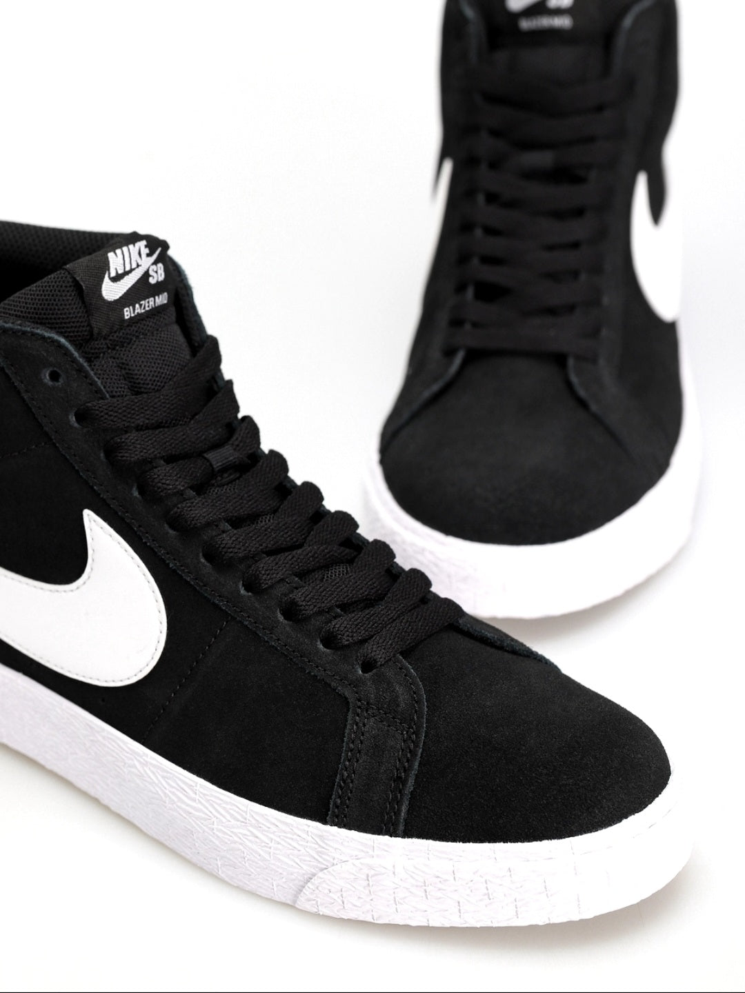Nike SB Blazer Mid – Sneakers Unisex din Piele Întoarsă Negru/Alb